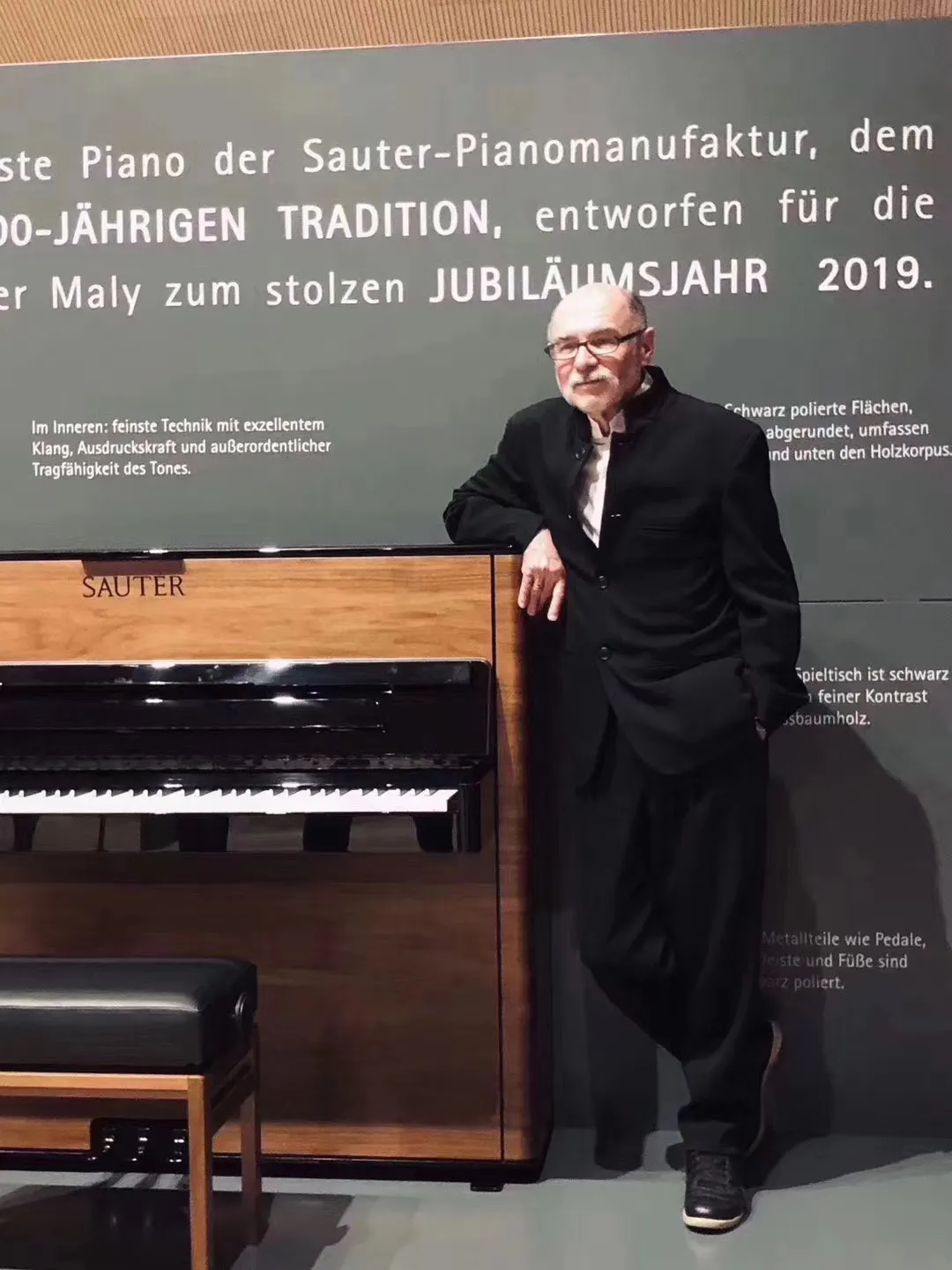 Peter Maly accanto al Rhapsody, nell'anno del bicentenario