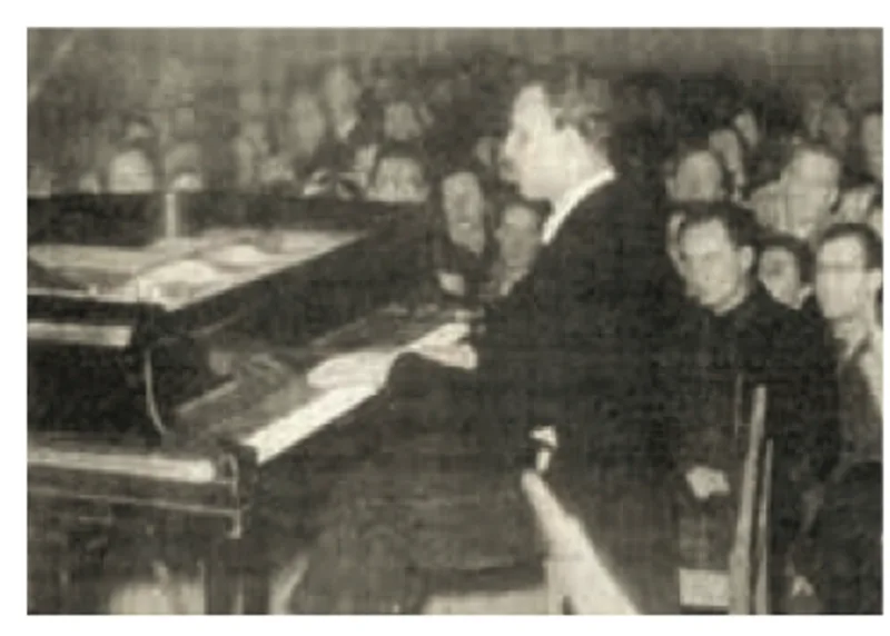 Arturo Benedetti Michelangeli al pianoforte durante un concerto