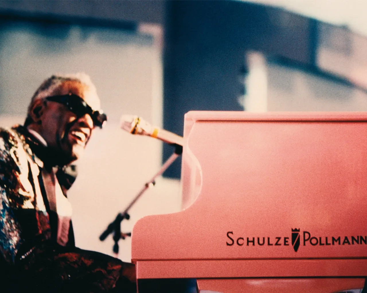 Ray Charles a un pianoforte a coda rosso Schulze Pollmann