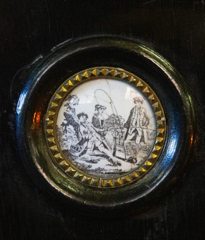 Medaglione dipinto sulla cassa