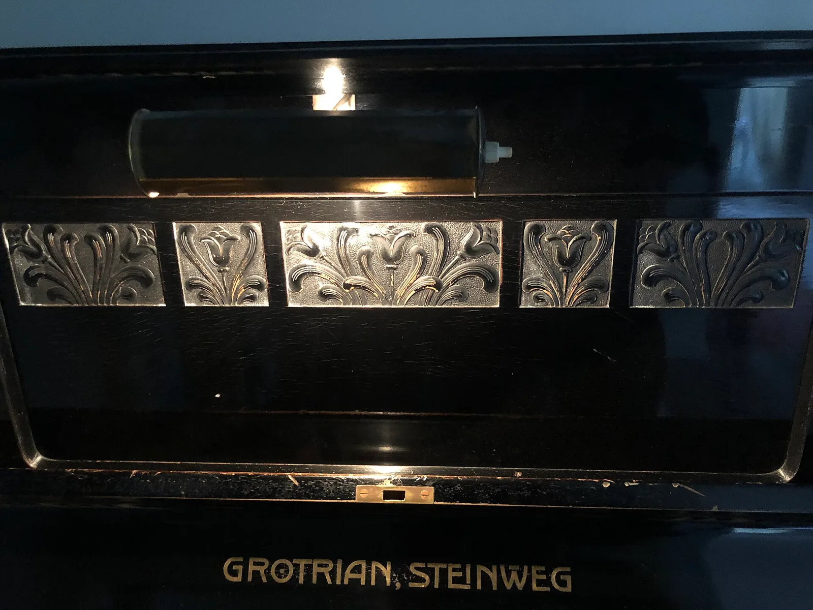 Decori Liberty e marchio Grotrian-Steinweg