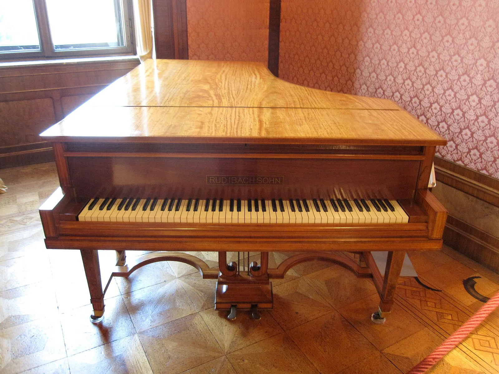 Pianoforte Ibach Art Case con targhetta Rud. Ibach Sohn